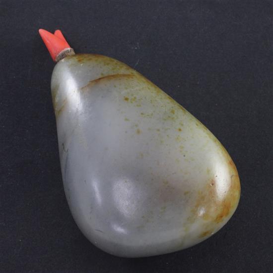 A Chinese grey and russet jade pebble snuff bottle, 1800-1900, 6.2cm, coral branch shaped stopper